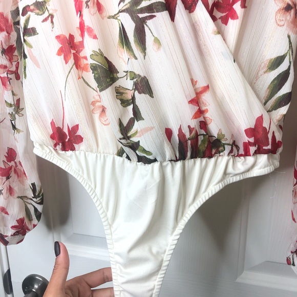 Guess low cut v neck bodysuit - Picture 4 of 6